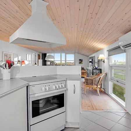 3 Bedroom Beautiful In Casa de Férias *