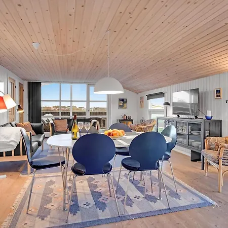 3 Bedroom Beautiful In Casa de Férias *